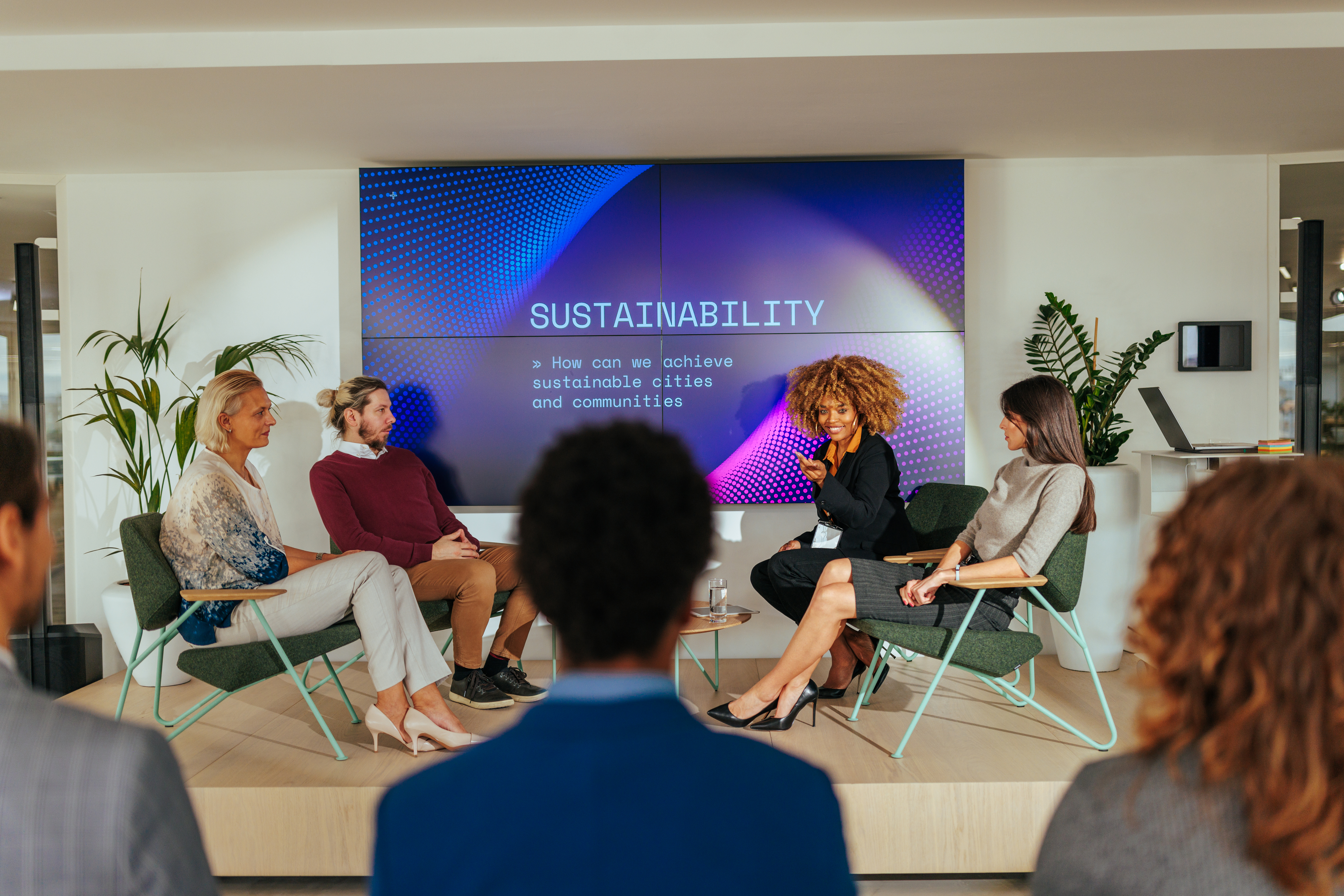 
                Expert Guide: Mastering the Art of Hosting a Panel Discussion